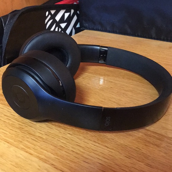 BARELY USED Beats Solo 3 Wireless Headphones - Picture 5 of 8